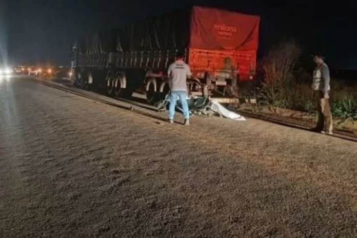 Motociclista bate a cabeça na traseira de carreta e morre