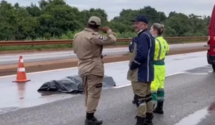 Mulher morre ao invadir contramão e bater moto em caminhonete