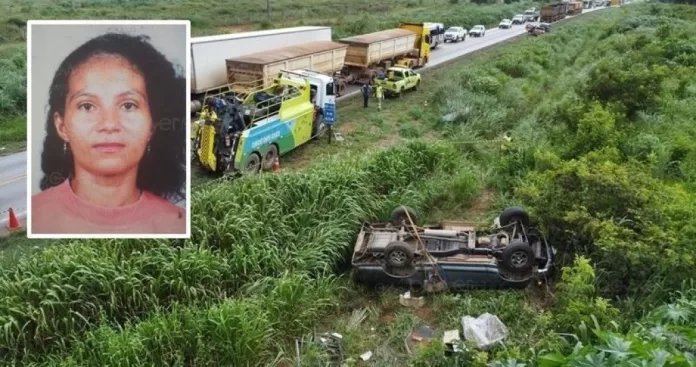 Mulher morre e 2 ficam feridos após caminhonete bater em carreta na BR-163