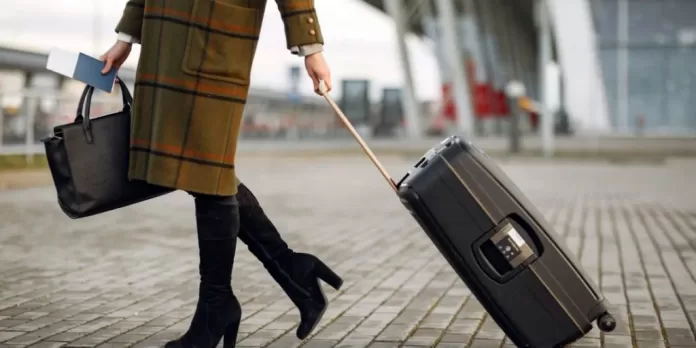 Mulher com mala em aeroporto para matéria sobre melhores chips internacionais