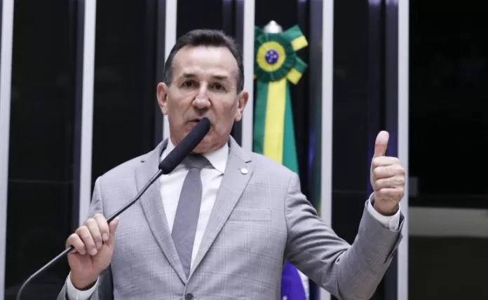 Deputado Jorge Goetten fala ao microfone