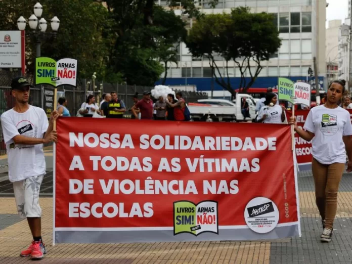 Protesto em São Paulo contra a violência nas escolas após ataque na escola estadual Thomazia Montoro