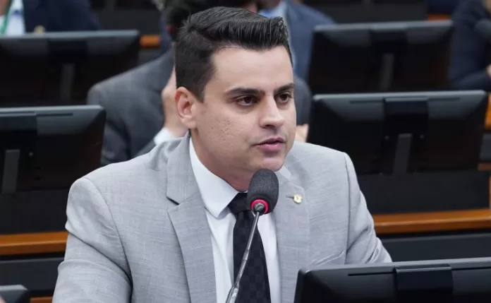 Deputado Yury do Paredão (PL-CE) fala em comissão da Câmara dos Deputados