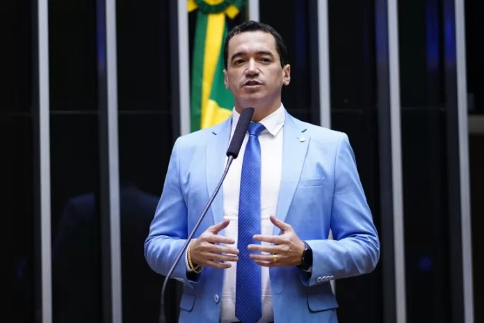 Deputado Alexandre Guimarães fala ao microfone