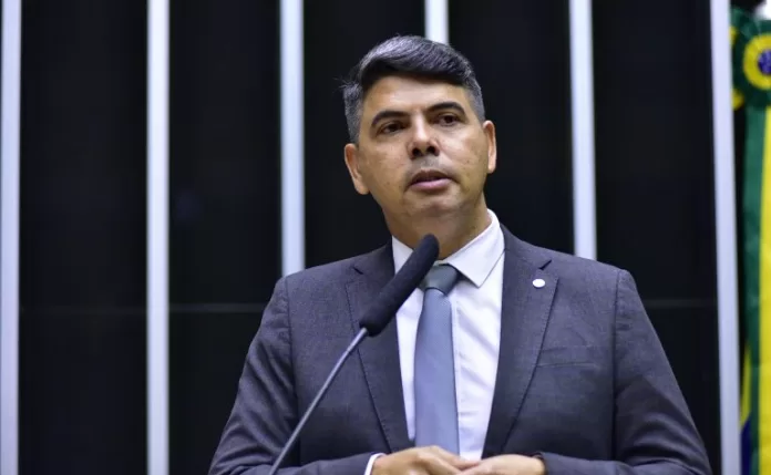 Messias Donato discursa na tribuna do Plenário