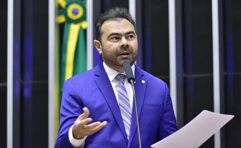 Idilvan Alencar discursa na tribuna do Plenário