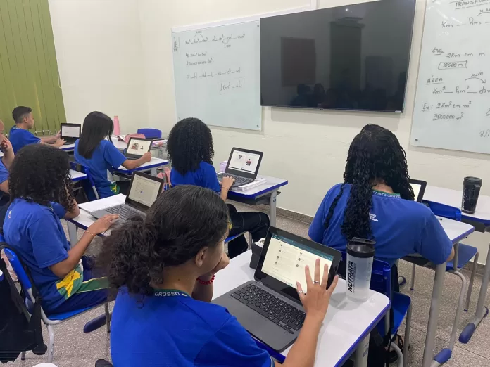 Na Escola Estadual São José Operário, em Rondonópolis, o uso de Chromebooks em sala de aula é rotina