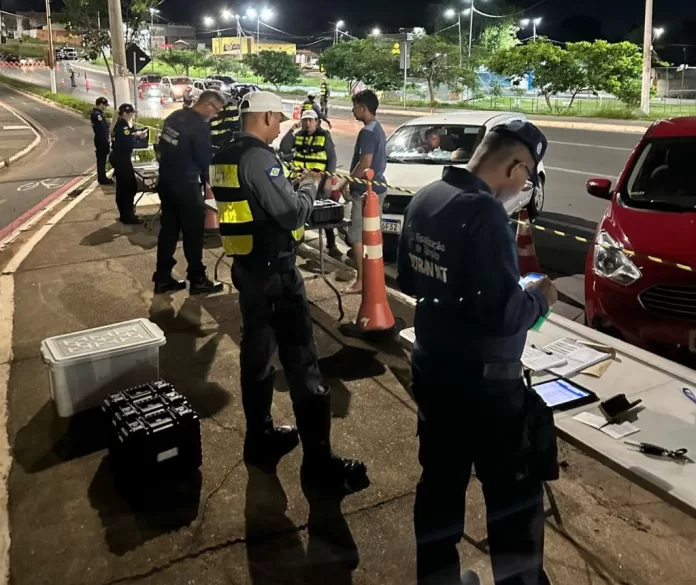 Doze motoristas são presos na madrugada deste sábado (3) em Várzea Grande