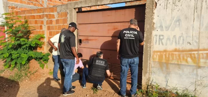 Dois cães abandonados pelo tutor em Cuiabá são resgatados pela Polícia Civil