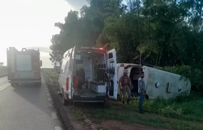 8 crianças ficaram feridas após micro-ônibus escolar tombar na BR-070 em Primavera do Leste