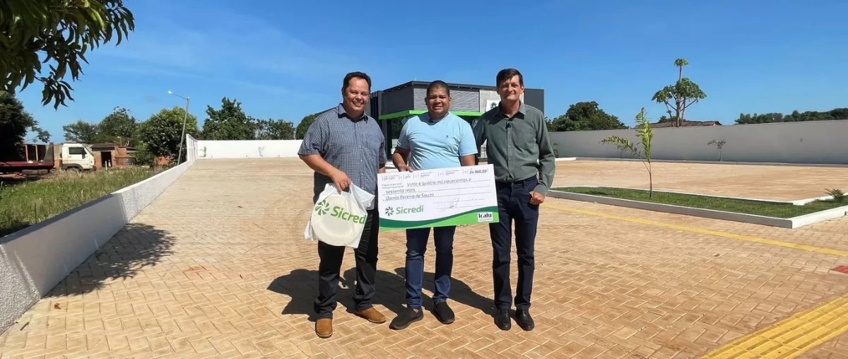 Presidente da Sicredi Araxingu visita Alto Boa Vista/MT e entrega cheque de 24 mil a associado