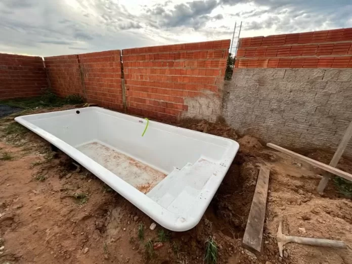 Polícia encontra casa em construção com piscina em área invadida de Cuiabá