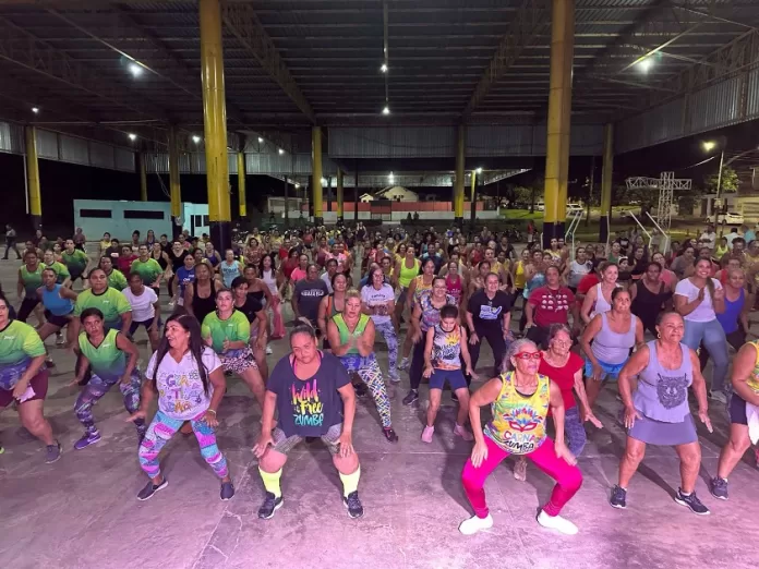 Aulão de zumba reúne cerca de 300 mulheres na Feira Coberta, em Barra do Garças