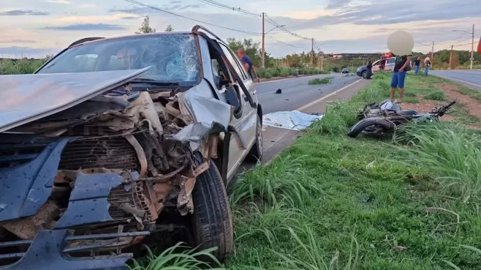 Motociclista é atingido por carro e morre enquanto atravessava canteiro