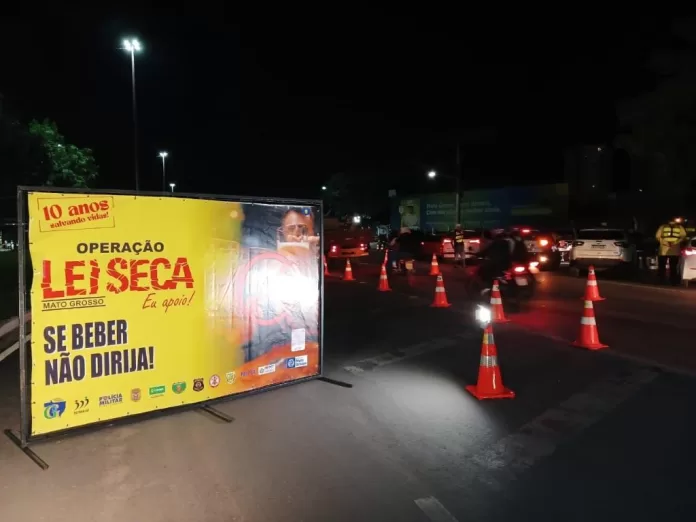 Operação Lei Seca aplica 56 multas e remove 37 veículos na noite desta sexta-feira (08)