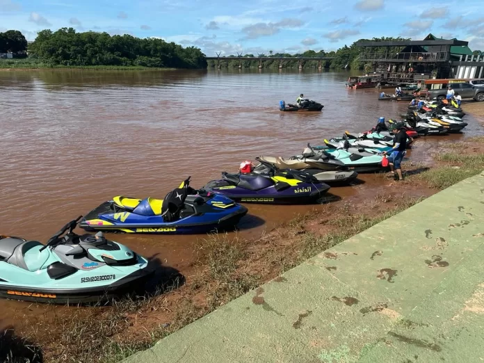 Barra do Garças atrai cerca de 50 participantes do Jet Clube Goiás em passeio pelo Rio Araguaia