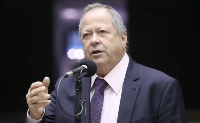 Deputado Chiquinho Brazão fala ao microfone