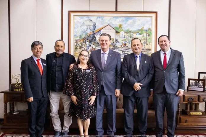 Comitiva de Barra do Garças se reúne com Ministro Fávaro, e o município poderá ter curso de Medicina na UFMT