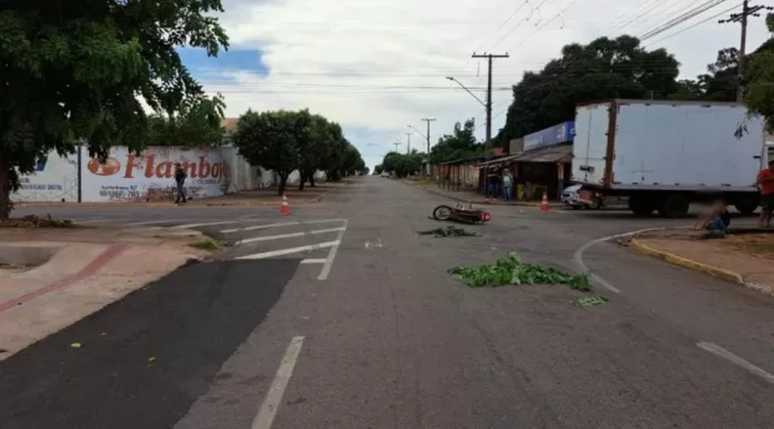 Jovem de 23 anos morre após bater moto em roda de caminhão