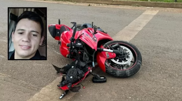 Jovem morre após bater moto de alta cilindrada em caminhão no interior do Estado