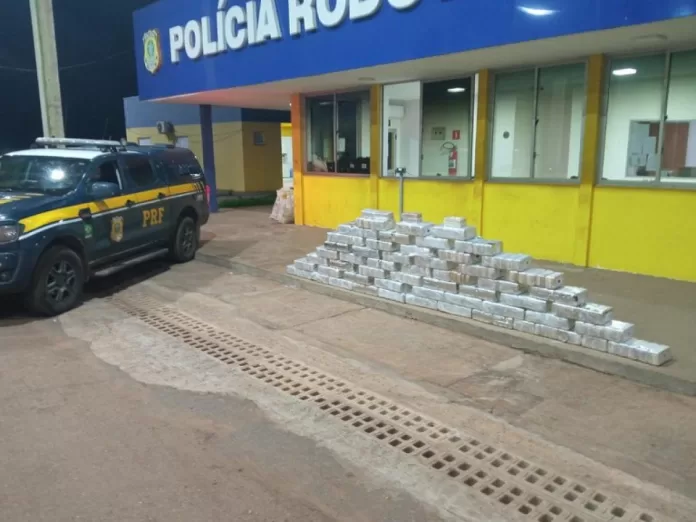 Motorista é preso com meia tonelada de cocaína escondida em compartimento de carreta