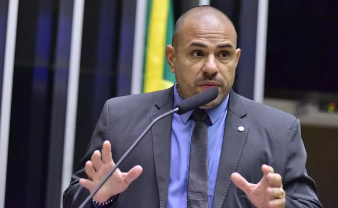 Sargento Portugal discursa na tribuna do Plenário