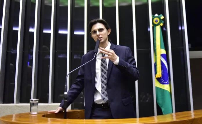 Deputado Amom Mandel fala ao microfone