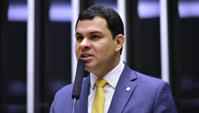 Deputado Saullo Vianna (União-AM) fala no Plenário da Câmara dos Deputados