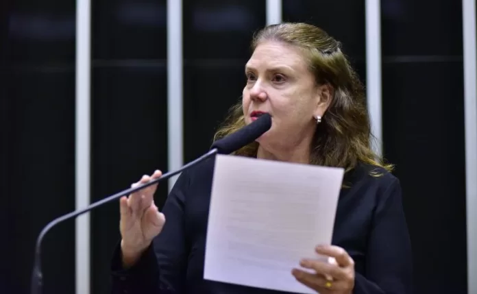 Deputada Fernanda Pessoa (União-CE) fala no Plenário da Câmara dos Deputados