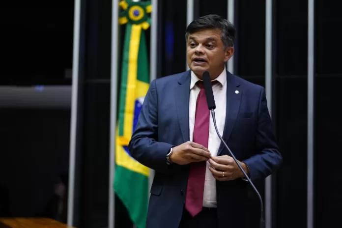 Dimas Gadelha discursa na tribuna do Plenário