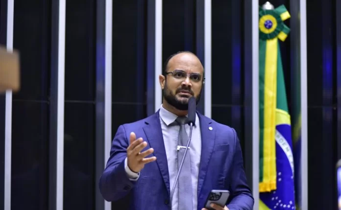 Capitão Alden discursa na tribuna do Plenário