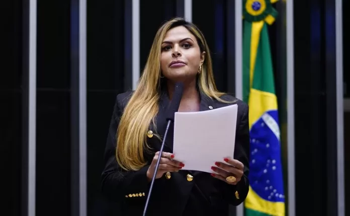 Silvye Alves discursa na tribuna do Plenário