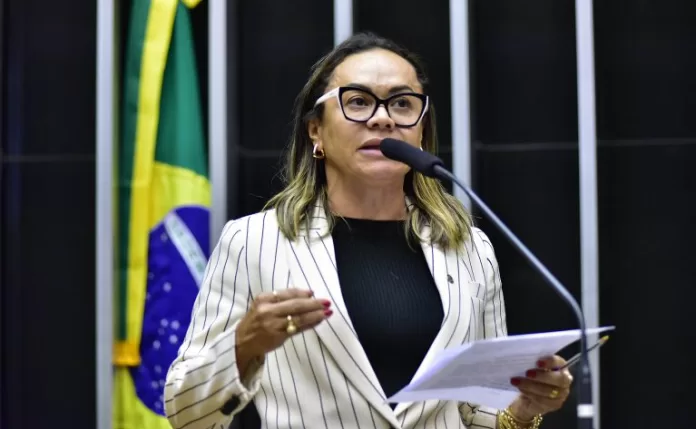 Ivoneide Caetano discursa na tribuna do Plenário