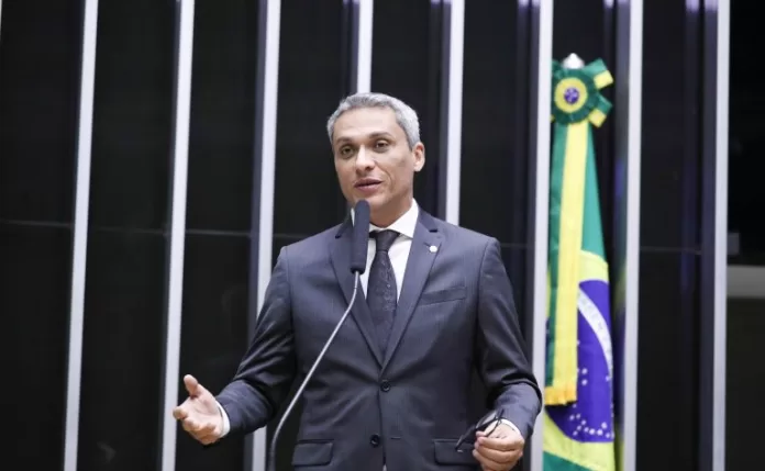 Gustavo Gayer discursa na tribuna do Plenário