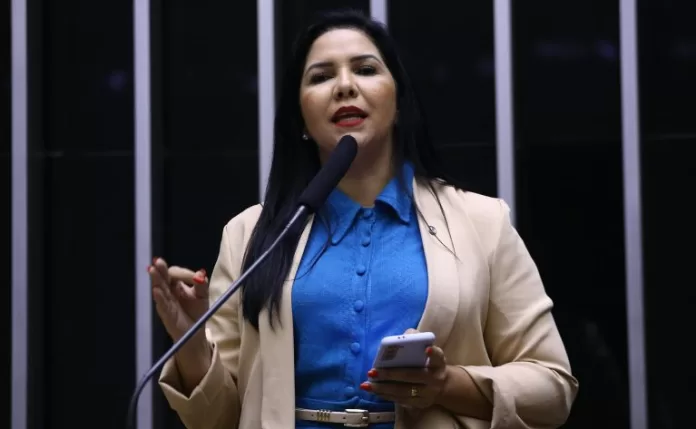 Cristiane Lopes discursa na tribuna do Plenário