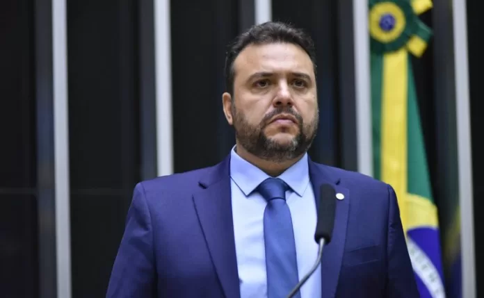 Felipe Saliba discursa na tribuna do Plenário