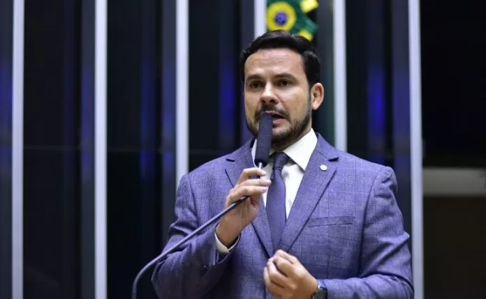 Capitão Alberto Neto discursa na tribuna do Plenário