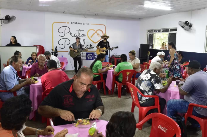 O evento contou com algumas oficinas de cuidados e presentes, como maquiagem, higienização da pele, massagens, música ao vivo e sorteios de brindes. 