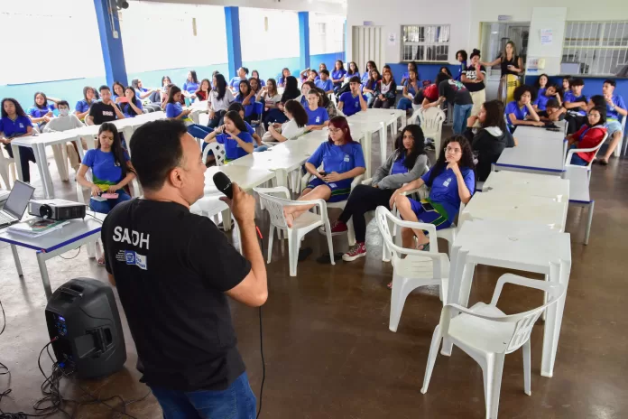 A ação é uma parceria com a equipe feminina do Mixto Esporte Clube e, a primeira palestra, ocorreu na Escola Estadual Heliodoro Capistrano da Silva, localizada no bairro Parque Cuiabá