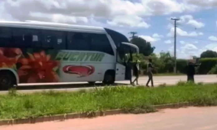 Venezuelano invade cabine de ônibus e faz motorista e 19 passageiros reféns