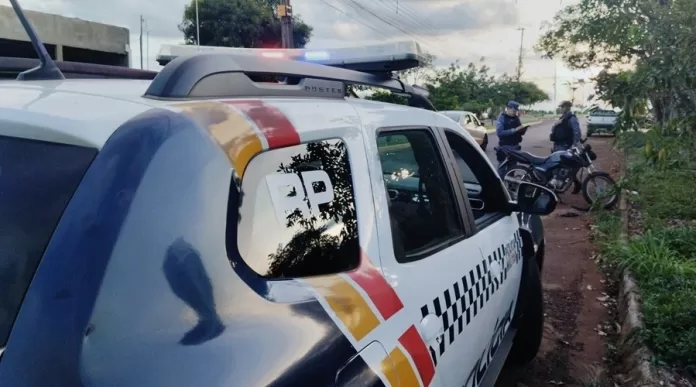 Motociclista com sinais de embriaguez causa acidente e polícia descobre que moto é roubada