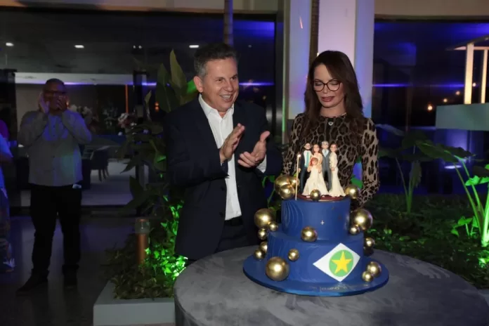 Virginia Mendes e servidores celebram aniversário antecipado do governador Mauro Mendes na Casa Civil