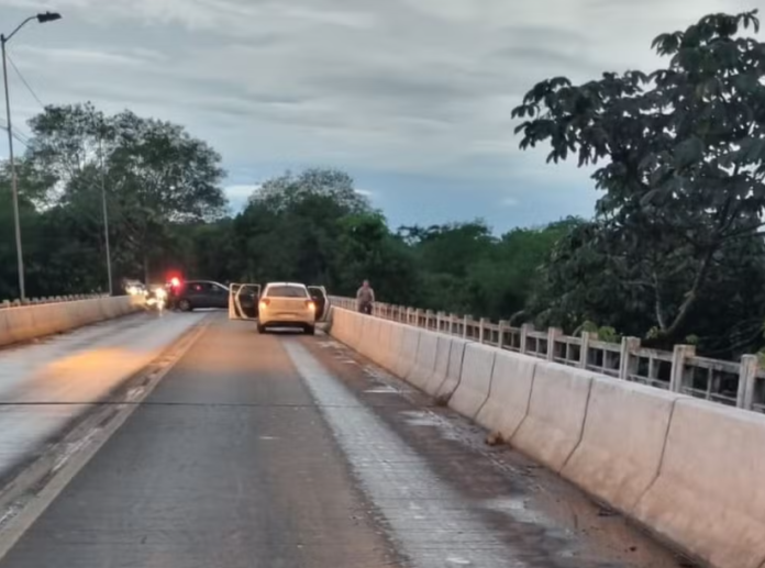 Suspeitos de roubar carro e fazer motorista refém são mortos em confronto com a polícia em MT