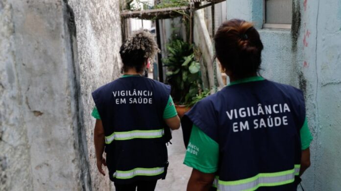 Agentes de vigilância em saúde fiscalizam e orientam moradores sobre focos do mosquito Aedes aegypti, transmissor da dengue, em Perdizes (SP).