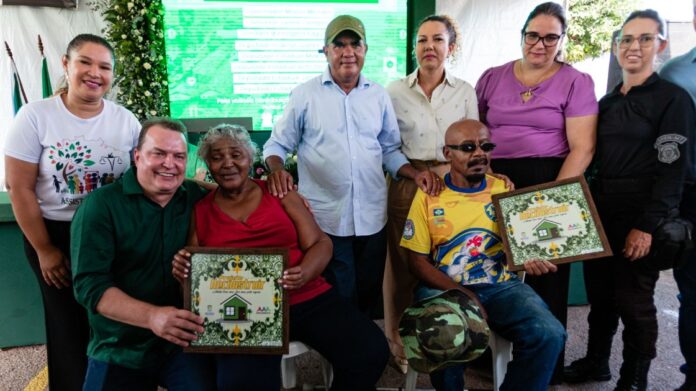 Max Russi e prefeito Adelcino entregam casas adaptadas em Pontal do Araguaia