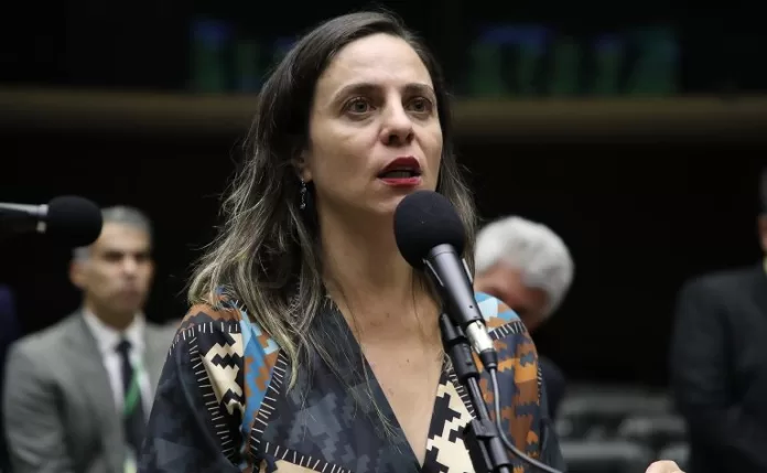 Deputada Fernanda Melchionna fala ao microfone