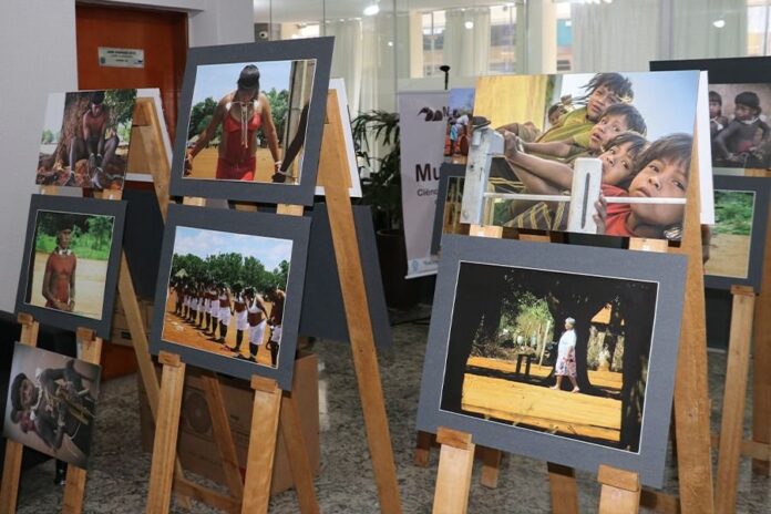 Câmara de Barra do Garças recebe a exposição fotográfica que celebra a cultura do povo Xavante
