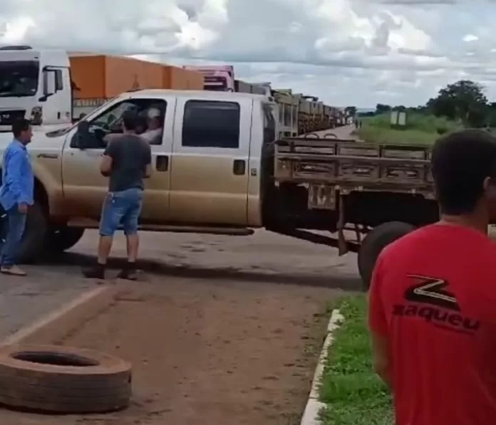 Caminhoneiros fazem protesto e bloqueiam BR-158 em Bom Jardim de Goiás – VÍDEO