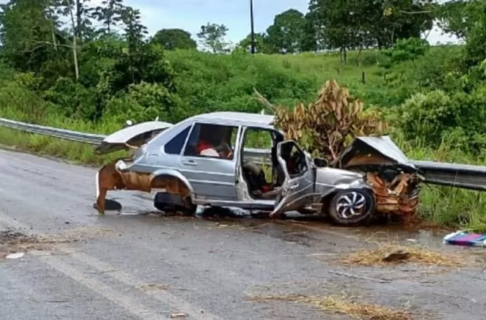 Carro se choca em proteção metálica, mata mulher 2 ficam feridos