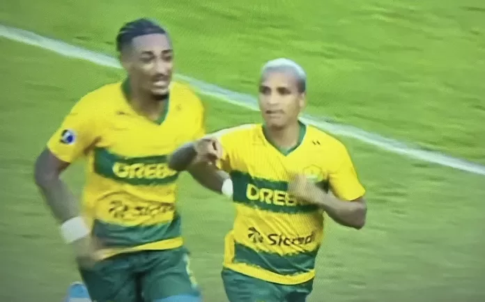 Com dois gols de Deyverson, Cuiabá assume liderança do Grupo G da Sul-América